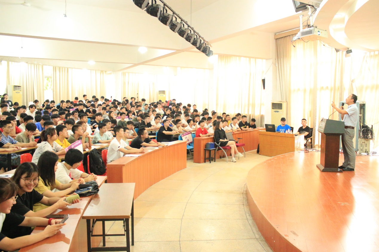 说明: C:\Users\ZYY\Desktop\始业教育\照片\3.jpg